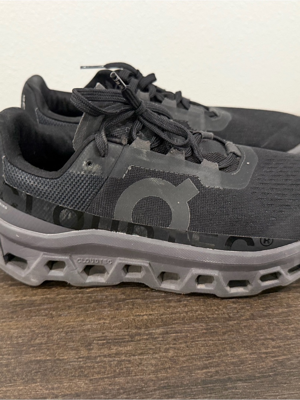 On Running cloud monsters sneakers Black and Gray